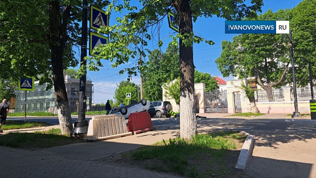 В Шуе перевернулась легковушка